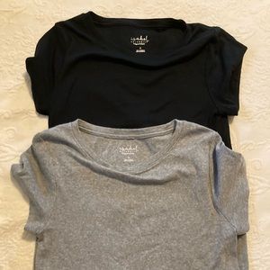 Lot of 2 maternity T’s by Isabel maternity. Size small, excellent condition.